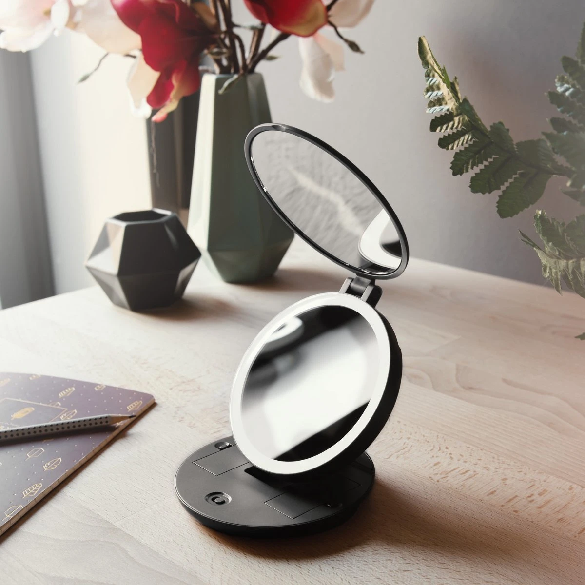 Navaris 1x/5x Vergrotende Make-up Spiegel - Compacte Opvouwbare Kap- En Reisspiegel - Led-verlichte Dubbelzijdige Make-upspiegel - Zwart 2 Navaris 1x/5x Vergrotende Make-up Spiegel - Compacte Opvouwbare Kap- En Reisspiegel - Led-verlichte Dubbelzijdige Make-upspiegel - Zwart - Afbeelding 2